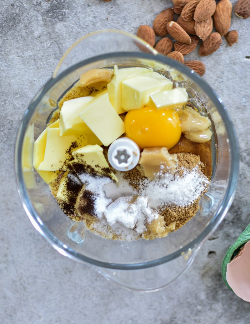 alle Zutaten in die Moulinette geben