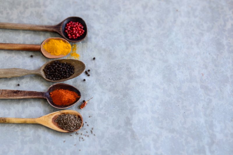 rosa Pfeffer, Curry, schwarzer Pfeffer, Paprikapulver, Kümmel