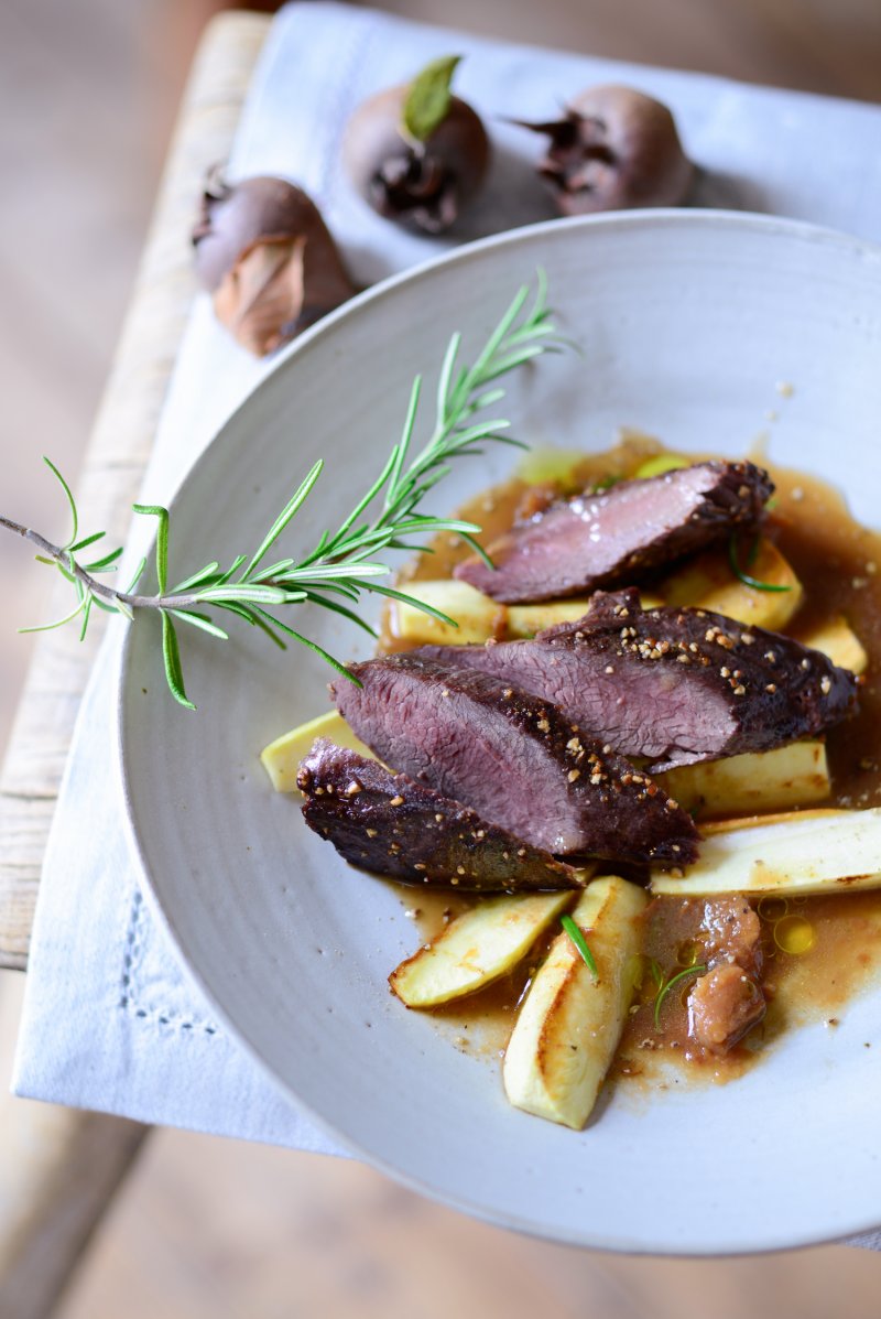 Wildhasenrückenfilet, Mispel Sauce, Pastinaken