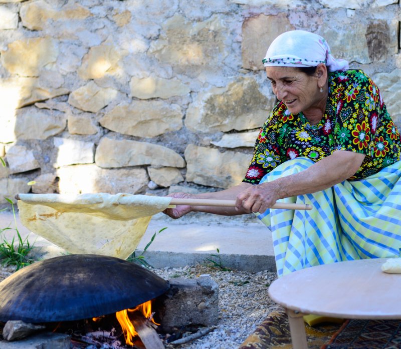 türkisches Fladenbrot Pide über Feuer gebacken